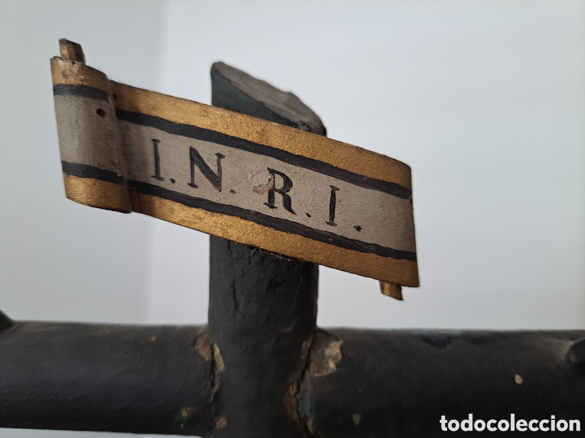 Arte: CRUZ Y BASE SXIX TALLA DE MADERA INRI EN VITOLA