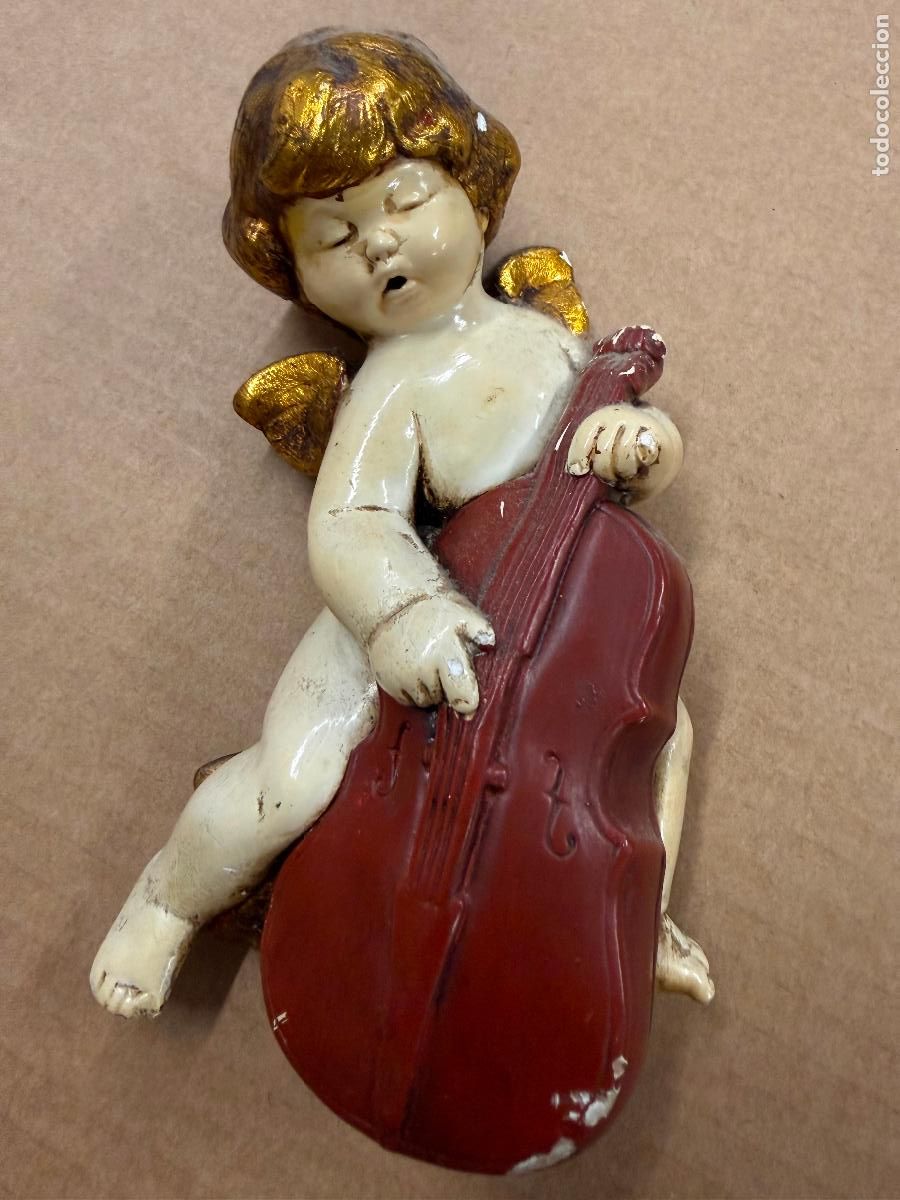 Arte: Encantador angelito musical con contrabajo. En yeso o estuco. Mide unos 17cms de altura