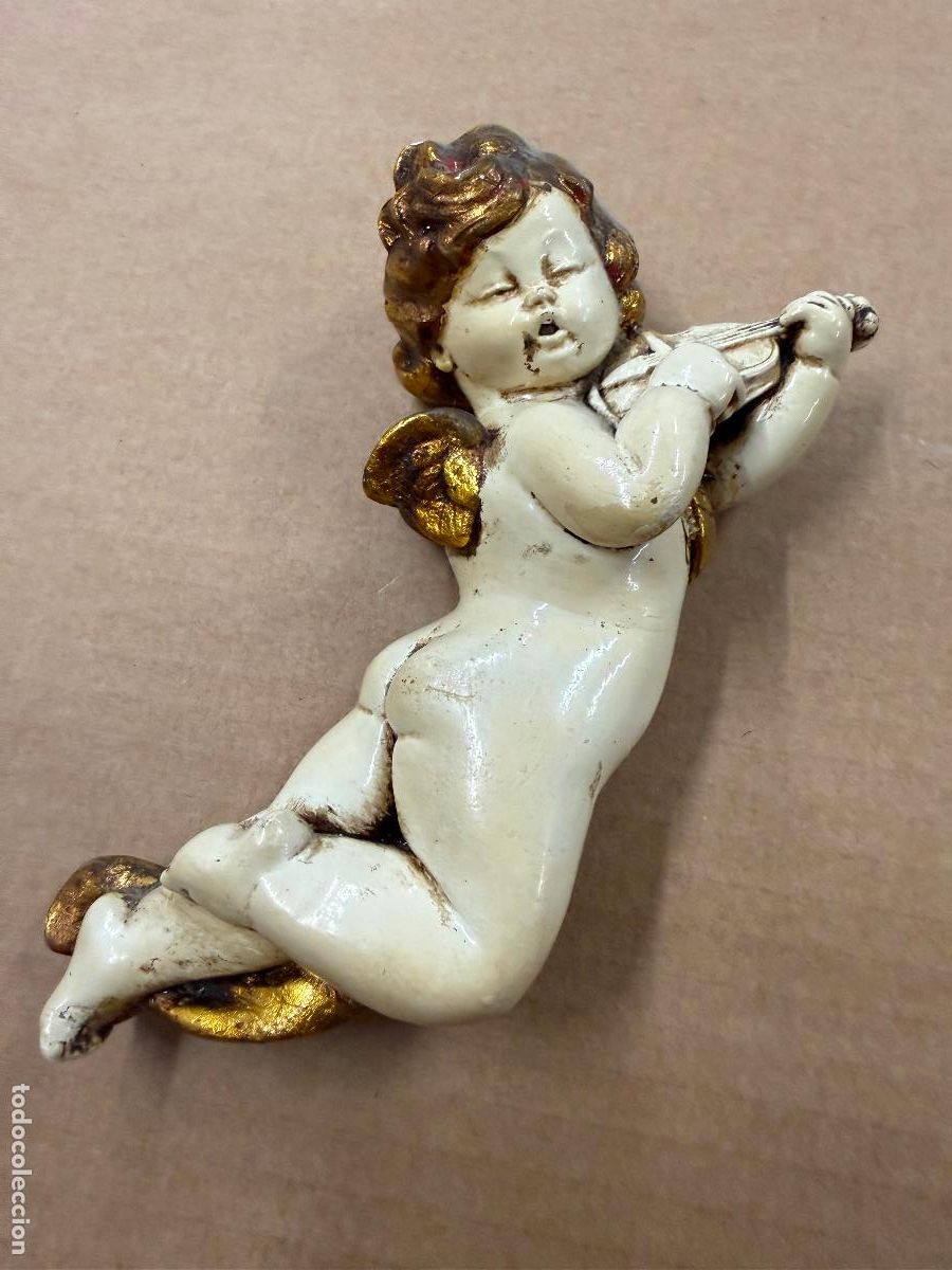 Arte: Encantador angelito musical con violin. En yeso o estuco. Mide unos 17cms de altura