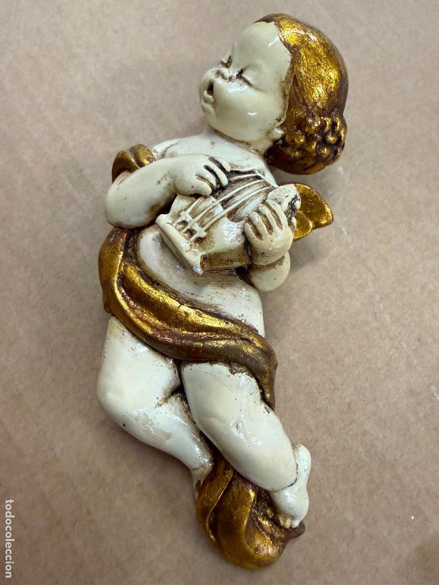Arte: Encantador angelito musical con lira. En yeso o estuco. Mide unos 17cms de altura