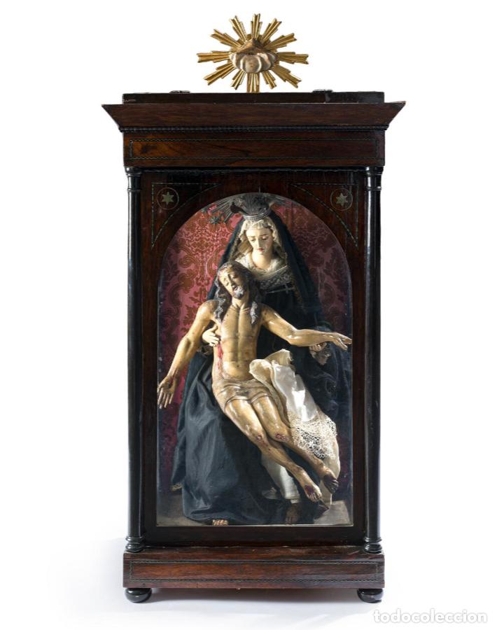 Arte: Cristo Yacente barroco s. XVII y Virgen Dolorosa s. XIX en urna devocional