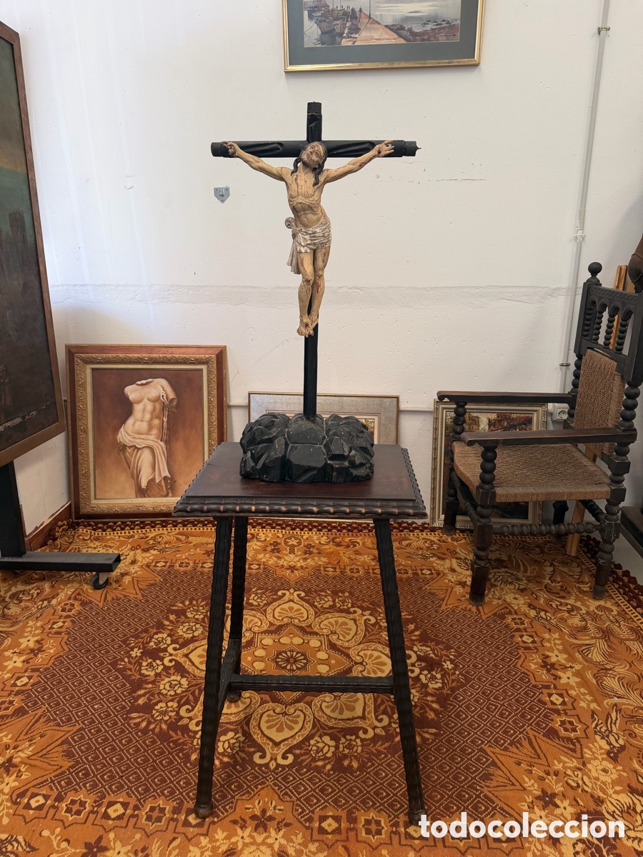 Arte: Cristo del XVII ojos de cristal y talla de madera