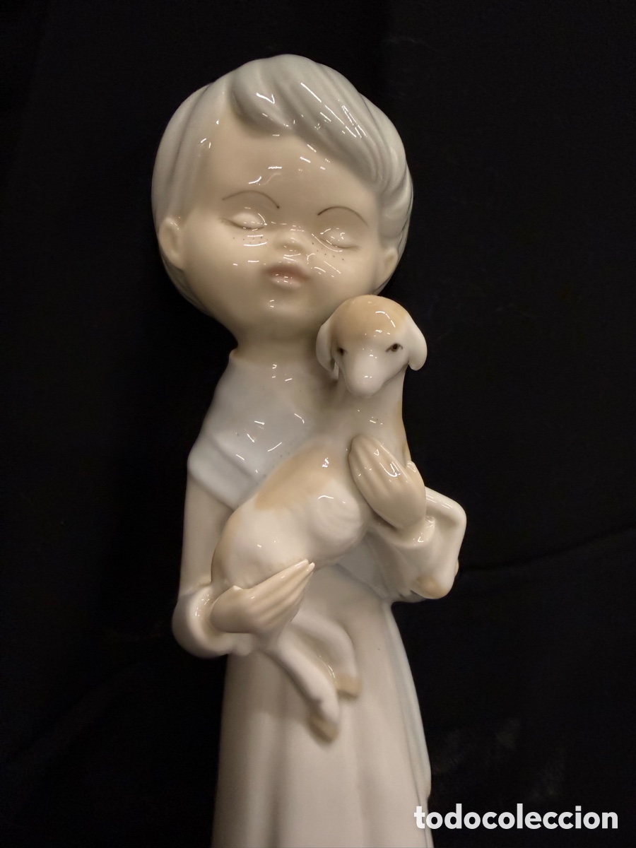 Arte: Precioso SAN JUANITO CON EL CORDERO. En porcelana. Mide 32cms