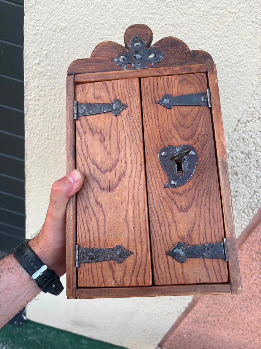 Arte: Antigua Capilla con santo en madera y forja pastoril