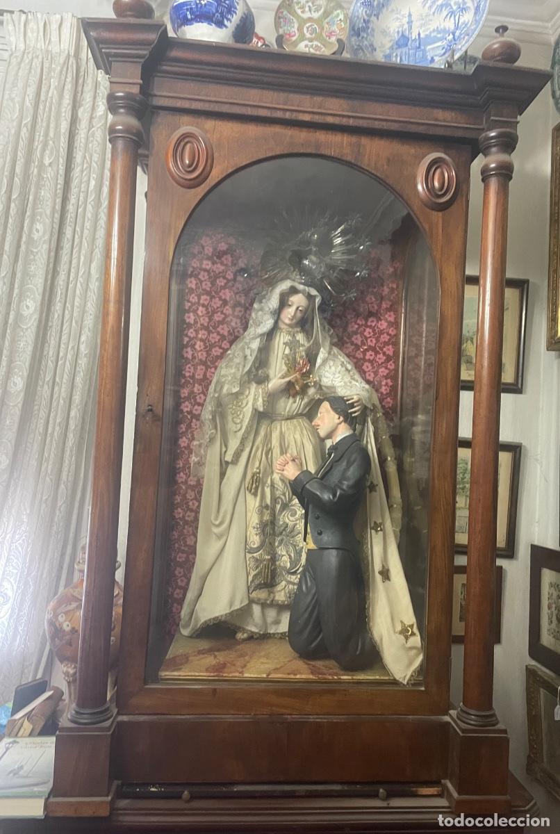 Arte: ANTIGUA ESCULTURA CAP I POTA , SANTISIMA VIRGEN MARIA AMPARANDO A UN FIEL ARRODILLADO CON SU VITRINA
