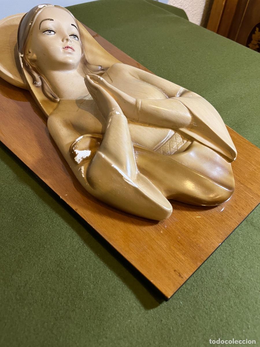 Art: Antiguo relieve de la Virgen Mar&iacute;a en oraci&oacute;n sobre madera a&ntilde;os 60 70 decoraci&oacute;n religiosa vintage p