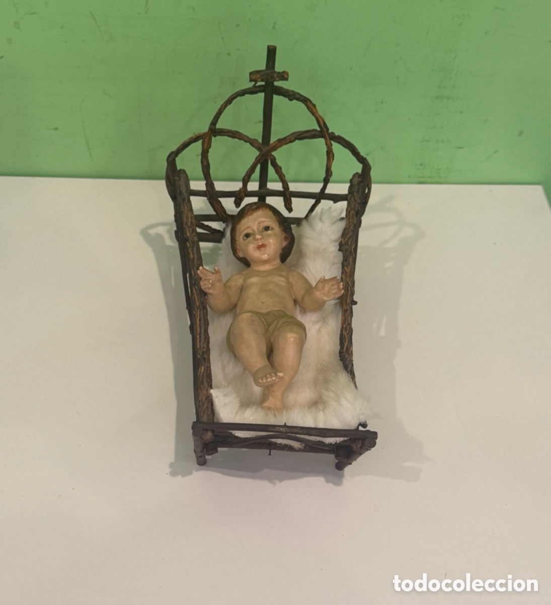 Arte: Jes&uacute;s antiguo en cuna artesanal de madera y ramas - Arte religioso siglo XX