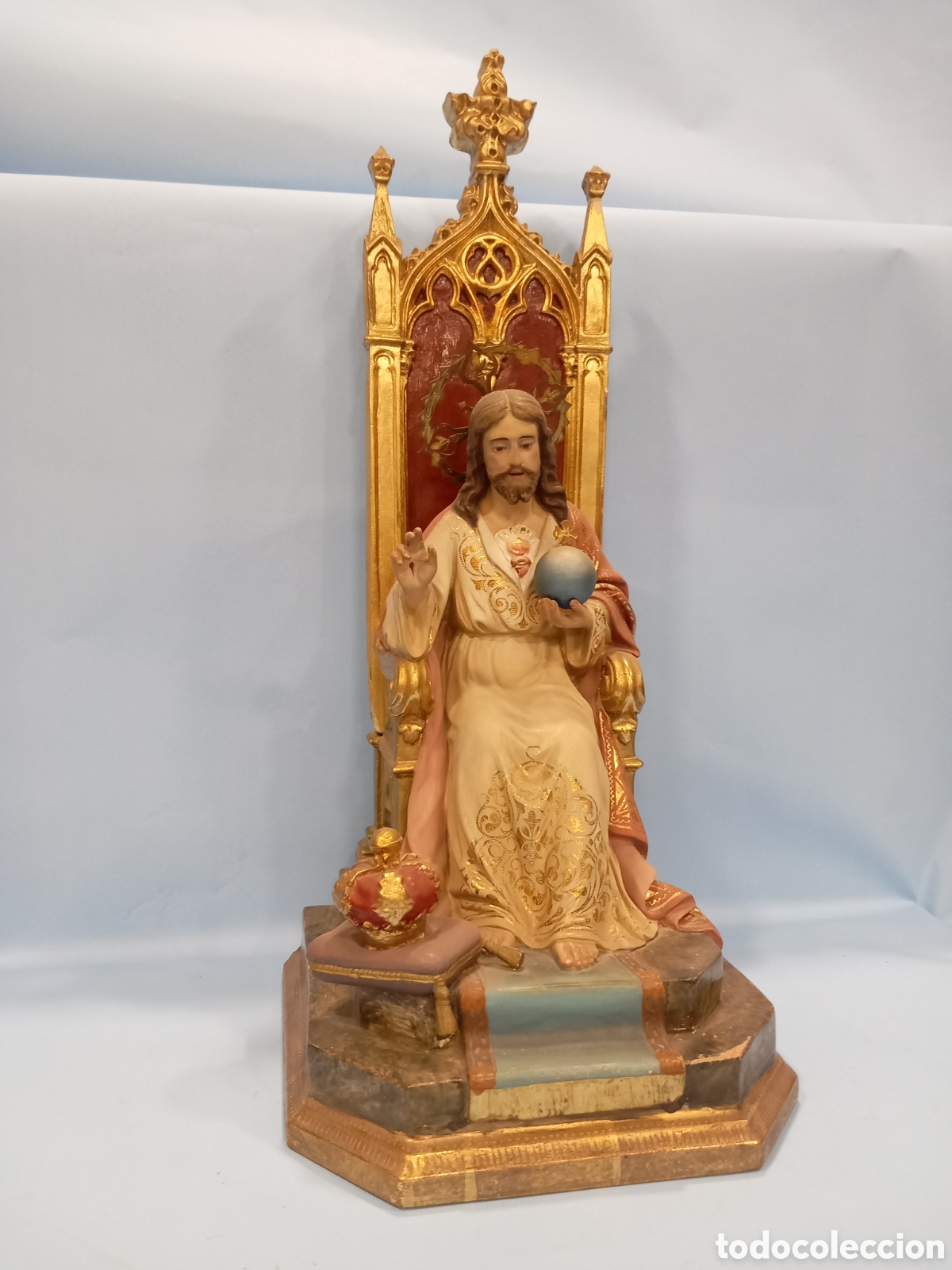 Arte: Cristo entronizado con detalles en oro fino - Estilo Olot