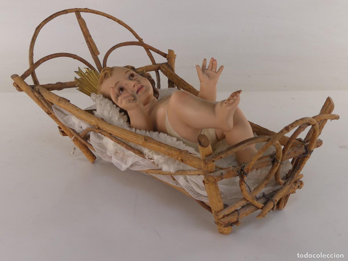 Art: Figura de Ni&ntilde;o Jes&uacute;s con Cuna sellado Olot objeto de decoraci&oacute;n religiosa