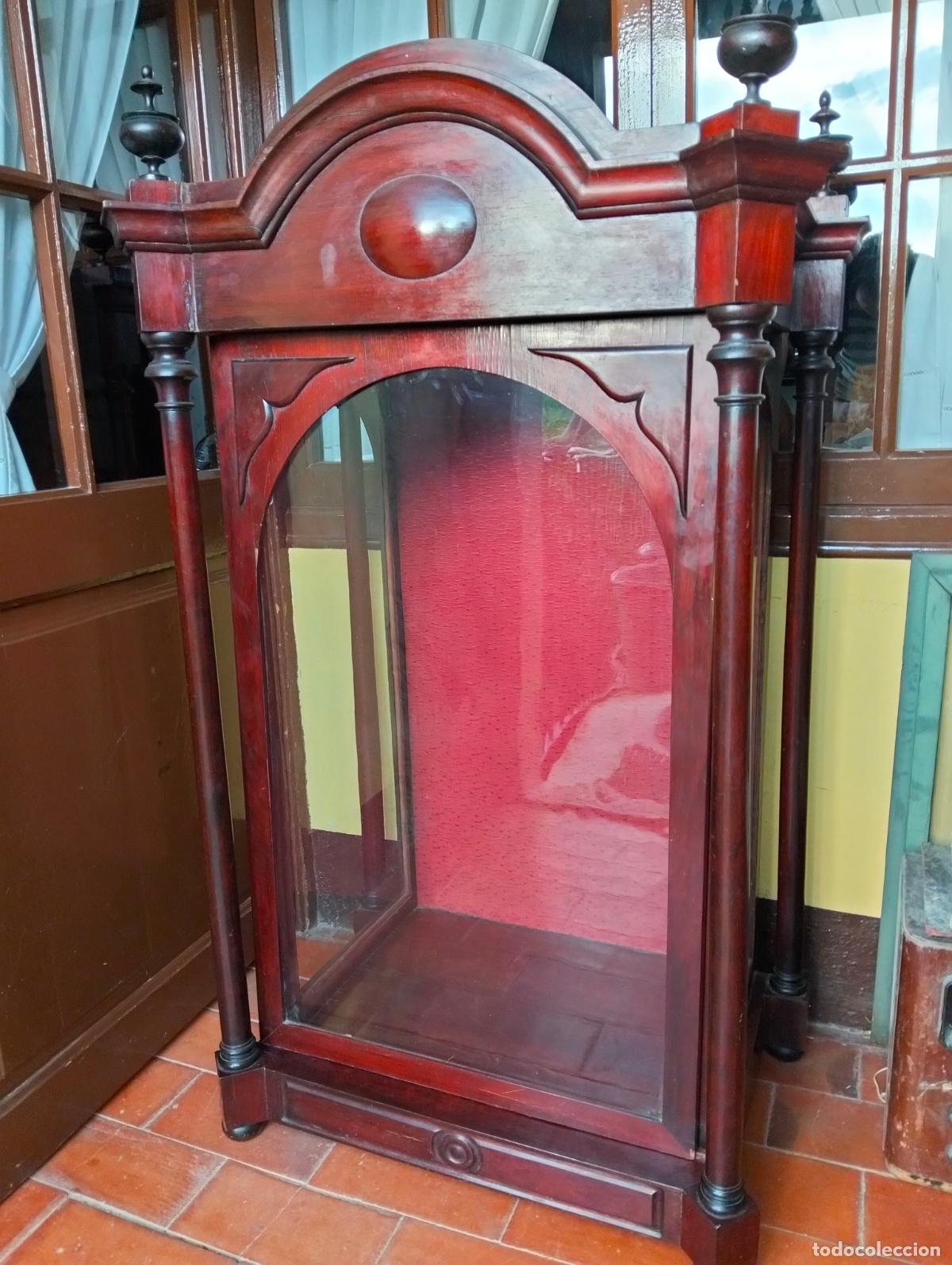 Arte: Antigua capilla urna vitrina de madera de caoba y cristal para imagen religiosa del siglo XIX lacada