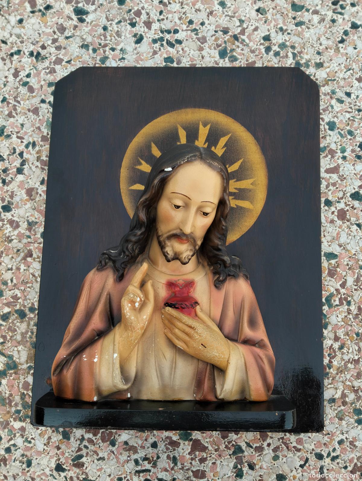Arte: Figura escultura de estuco y madera antigua el sagrado coraz&oacute;n de Jes&uacute;s para colgar en la pared