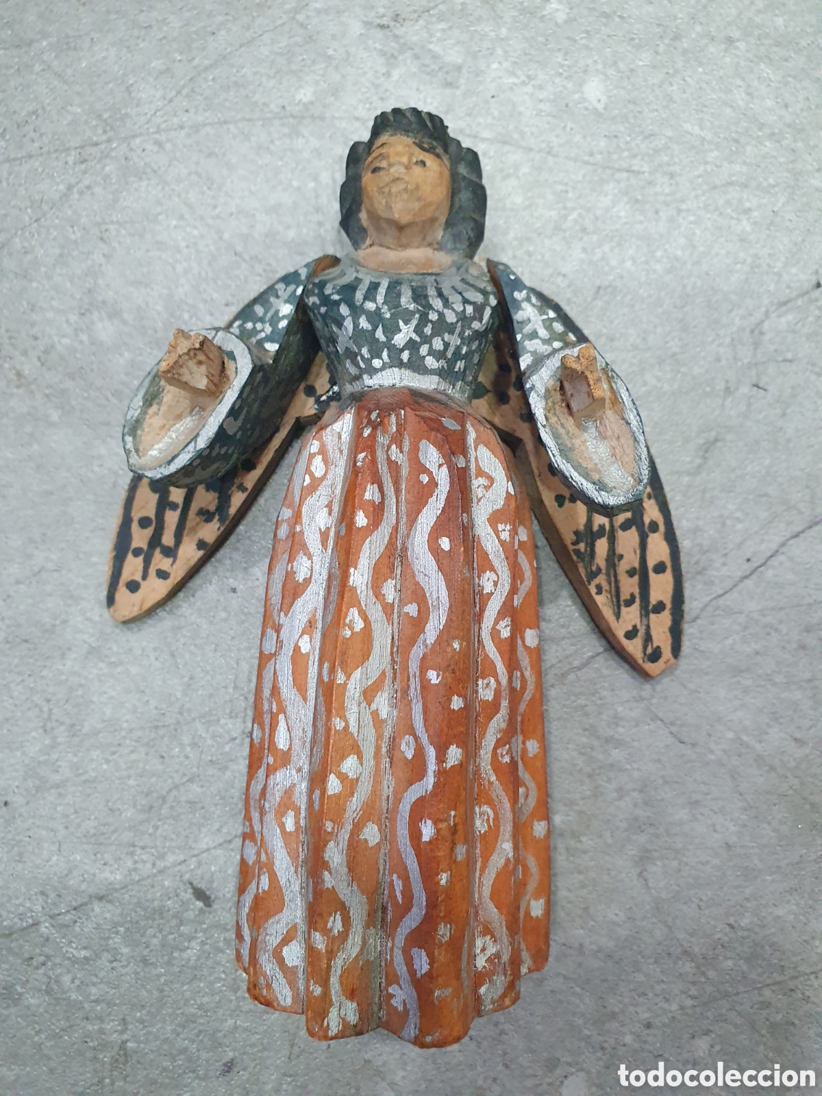 Kunst: Angelito en madera tallada y policromada. (L89)