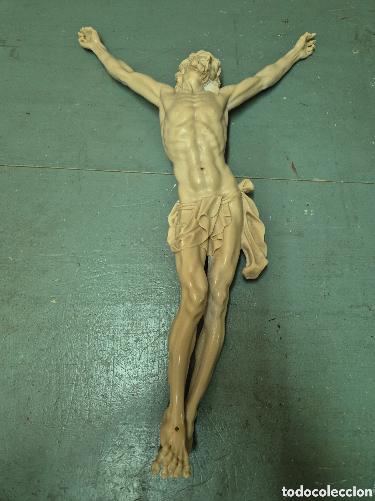 Arte: Cristo de resina sin cruz