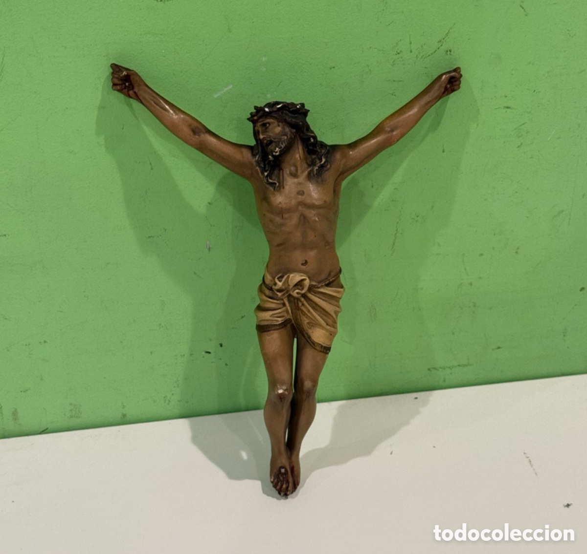 Art: Cristo Crucificado siglo XIX en pasta de madera policromada 22 x 25 cm