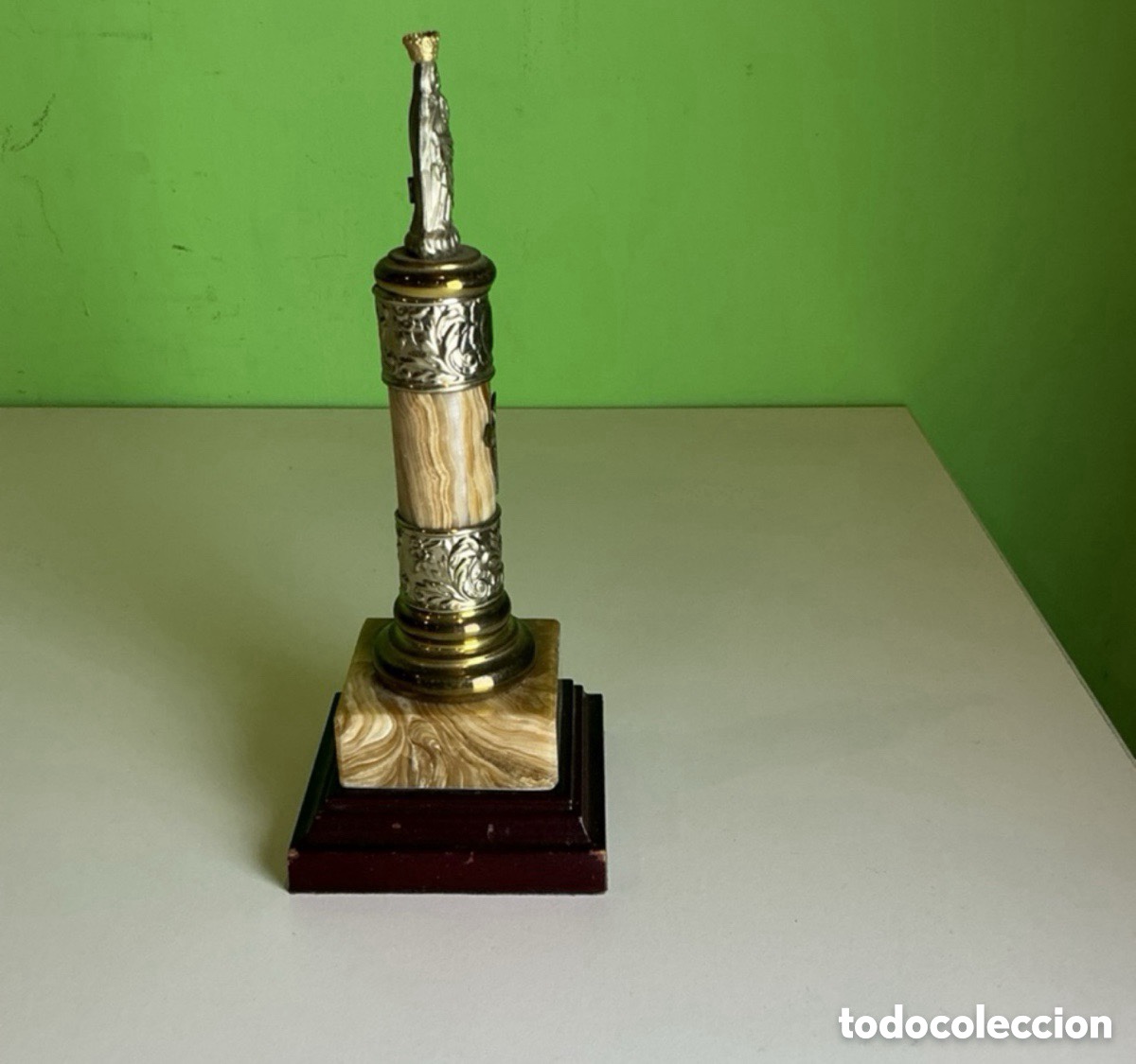 Art: Virgen sobre columna de m&aacute;rmol con metal plateado y lat&oacute;n. Pedestal en madera y m&aacute;rmol.