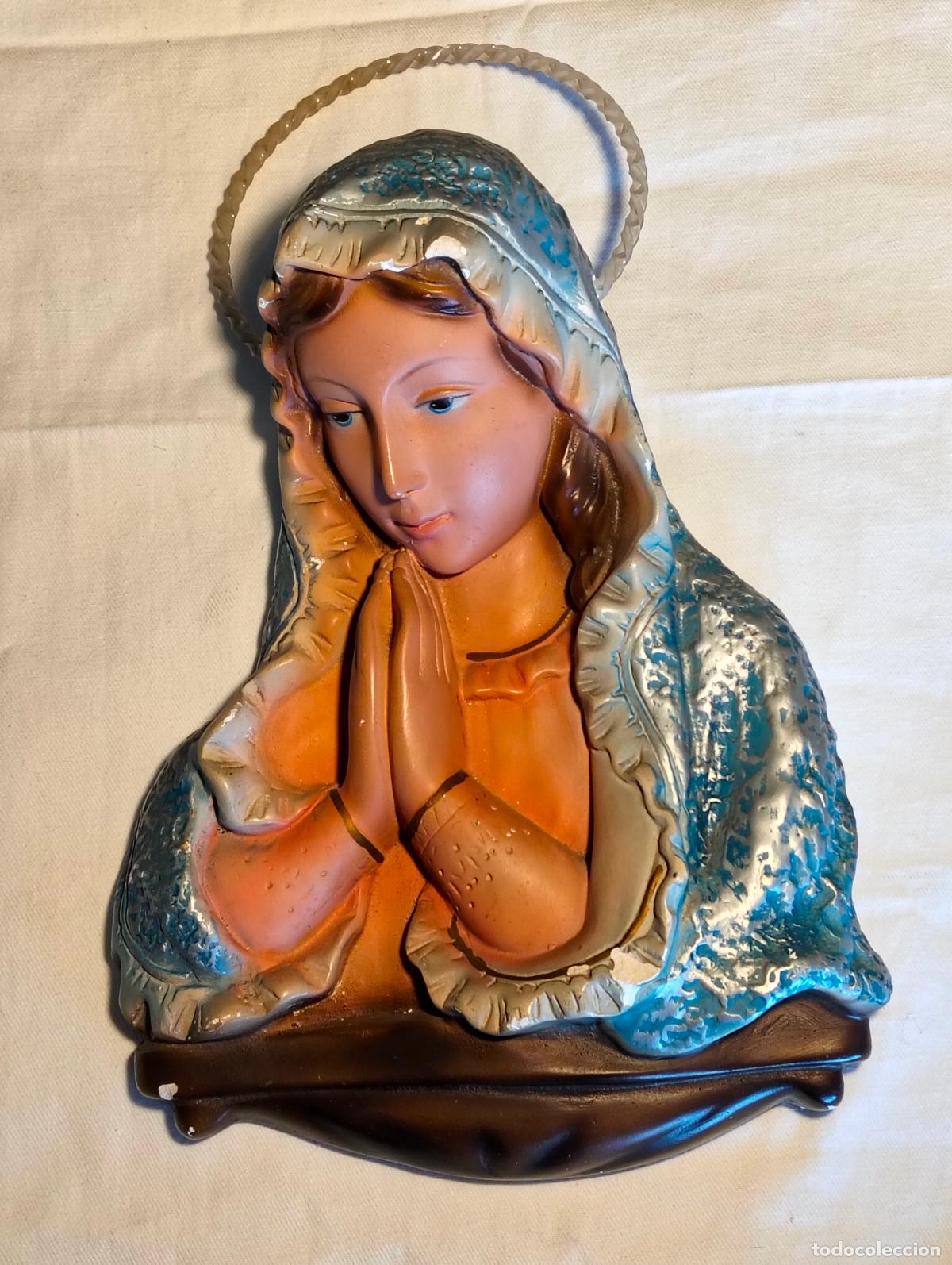 Arte: Figura escultura de pared decorativa yeso Virgen Mar&iacute;a orando pintada velo azul en estuco a&ntilde;os 70