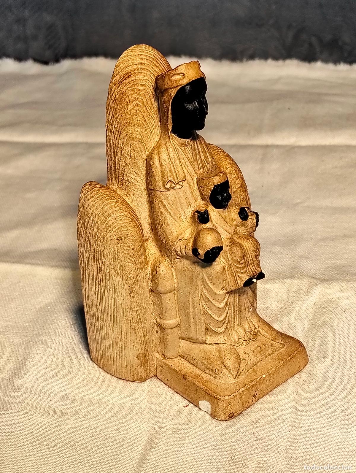 Arte: Figura escultura peque&ntilde;a de la Virgen Mar&iacute;a Verge de Montserrat moreneta con el ni&ntilde;o jes&uacute;s estuco