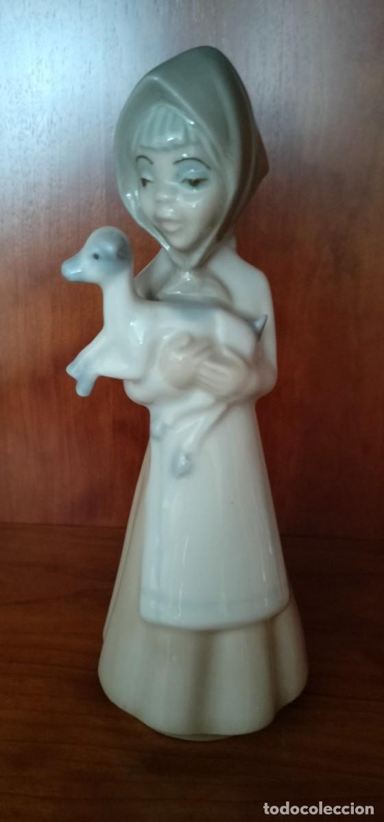 Arte: Figura de porcelana de pastorcilla con cordero.