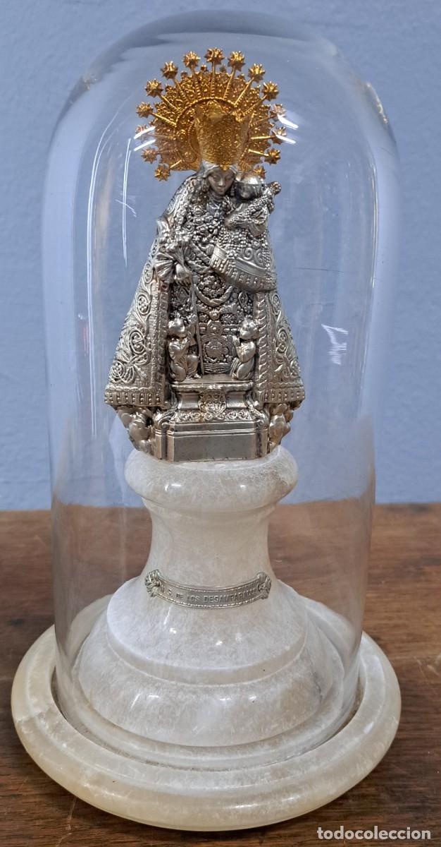 Arte: Virgen de los Desamparados, c&uacute;pula de cristal, pie de alabastro, siglo XX