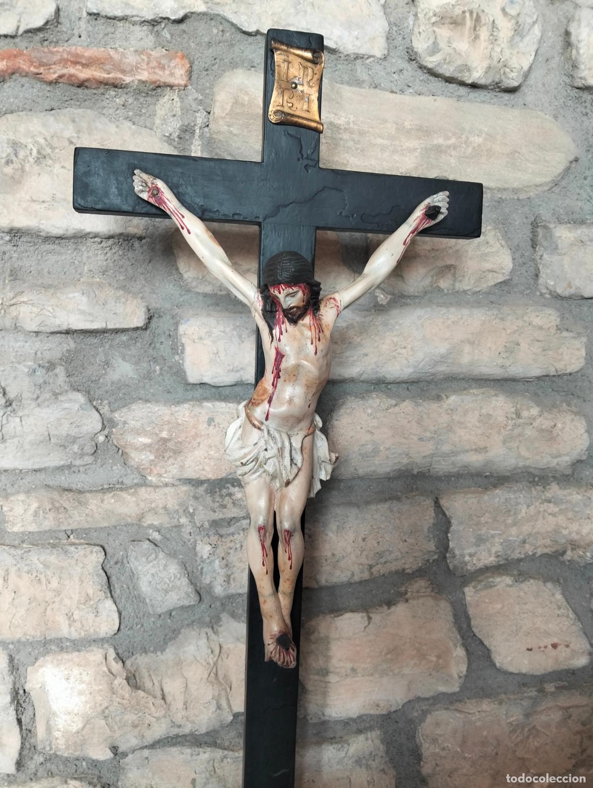 Arte: Talla religiosa antigua figura de Jes&uacute;s en la cruz crucificado Jesucristo Inri negro de madera S.XIX