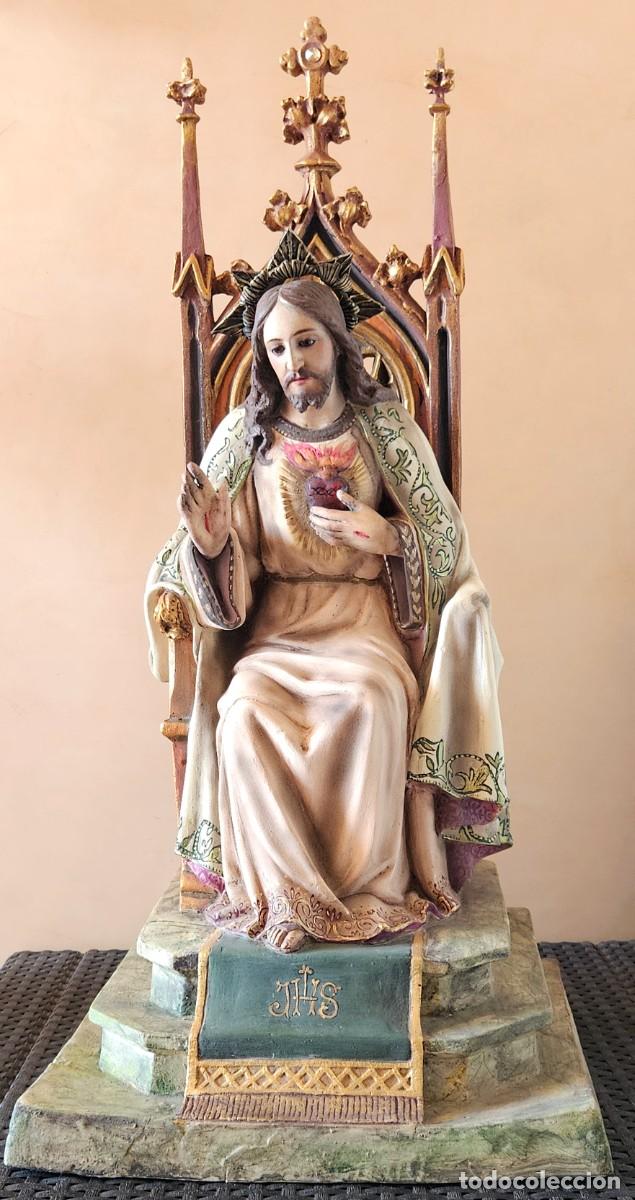 Arte: Gran figura realizada en escayola del Sagrado Coraz&oacute;n de Jes&uacute;s, entronizado y restaurado.