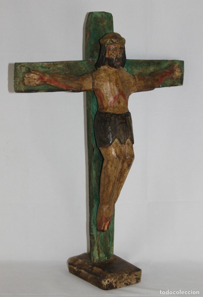 Arte: Cristo colonial tallado y policromado sobre cruz. Siglo XX