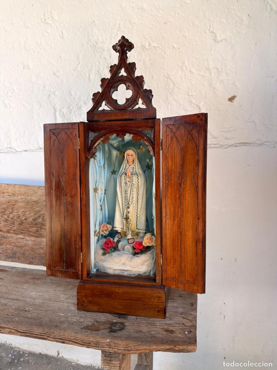 Arte: V&Iacute;RGEN DE F&Aacute;TIMA ANTIGUA (c.1950) EM HORNACINA DE MADERA- PROBABLE OLOT- 30CM. YESO POLICROMADO