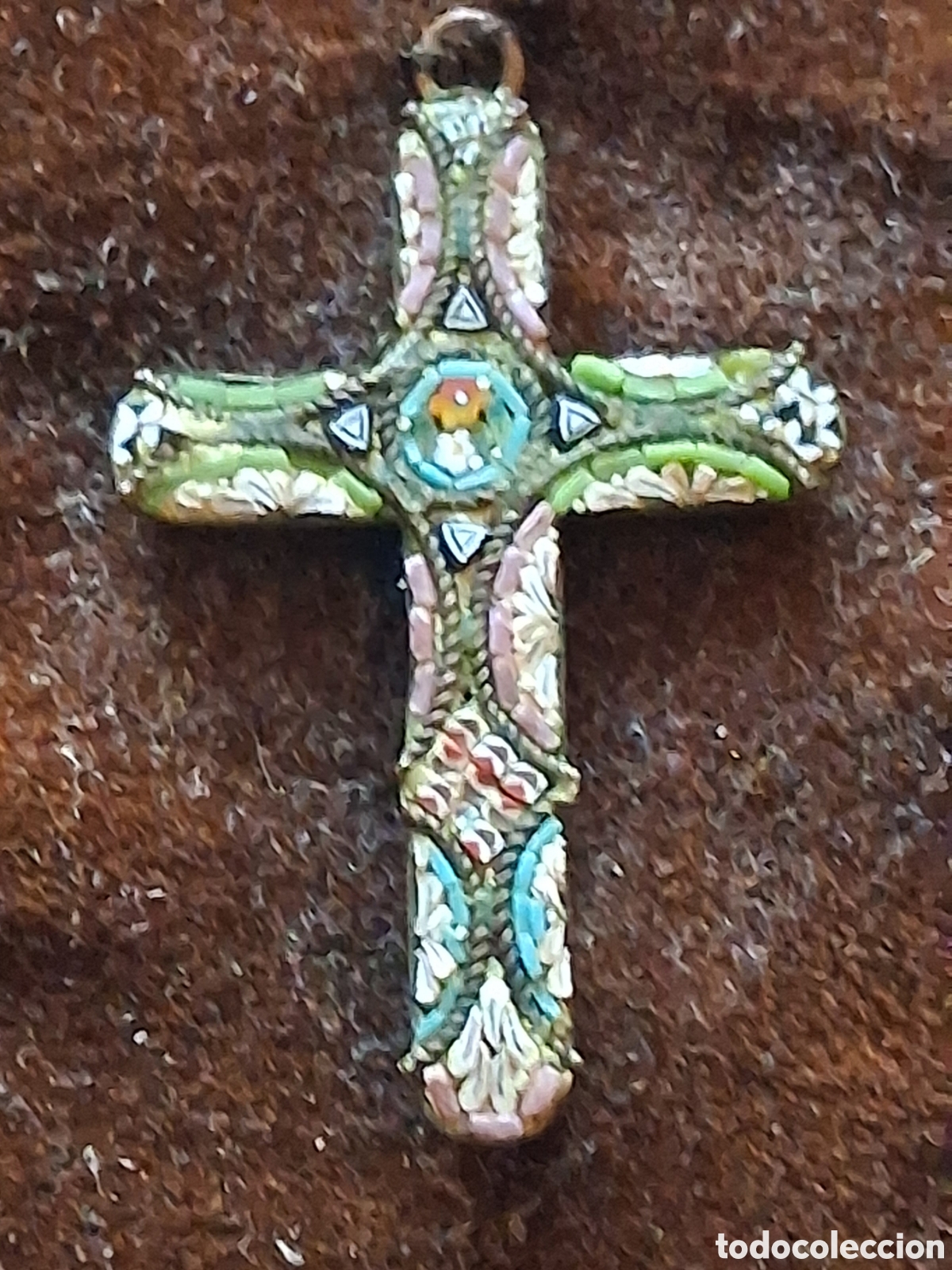Arte: CRUZ MOSAICO CON INCRUSTACIONES DE PIEDRA Y METAL SOBRE MARCO.