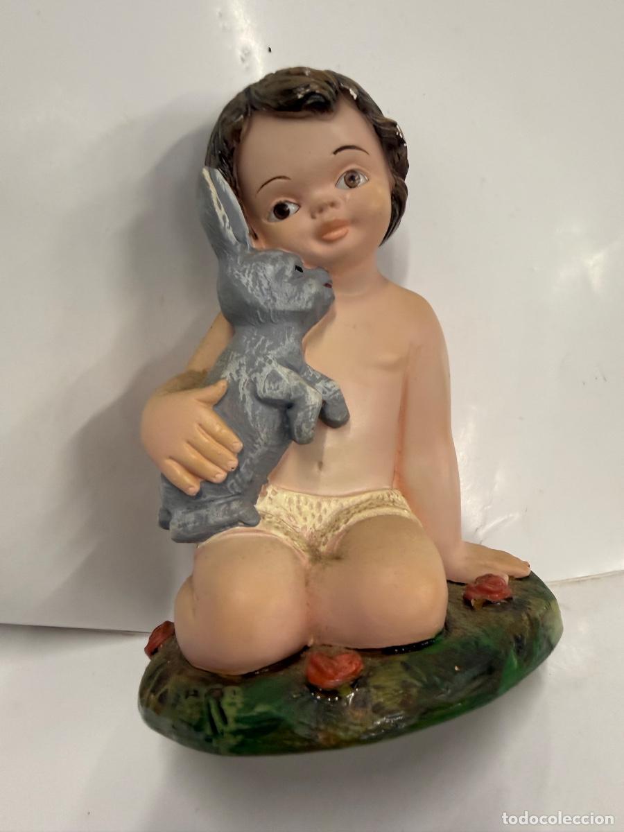 Arte: Entra&ntilde;able Ni&ntilde;o Jesus con conejito o liebre. Ojos de cristal. En estuco. 15cms