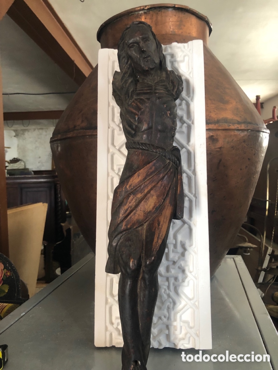 Arte: escultura de cristo en madera de pino