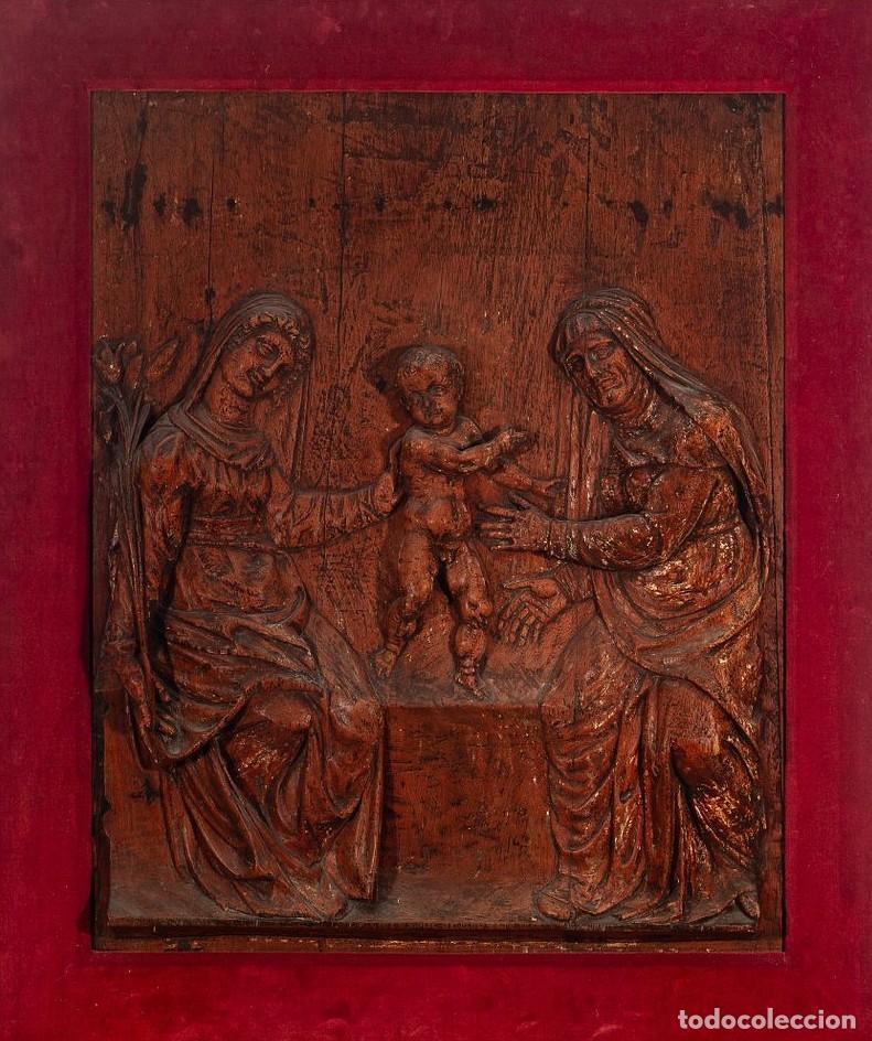 Arte: Relieve del siglo XVII en madera representando Virgen con Ni&ntilde;o y Santa Ana.