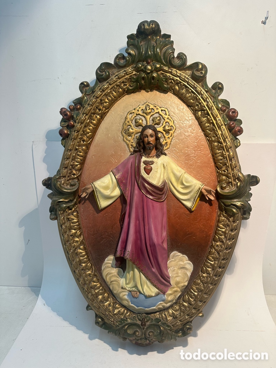 Arte: PRECIOSO PLAFON SAGRADO CORAZON DE JESUS DE ESTUCO. MODELO OLOT. 68CM.