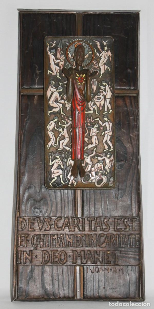Arte: Panel religioso con Cristo de bronce esmaltado con escenas cotidianas. Firmado SK