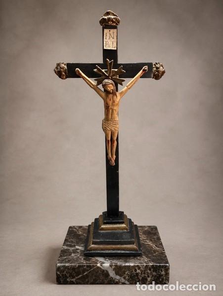 Arte: CRUCIFIJO, CRISTO DE SOBREMESA, MADERA TALLADA , S. XVIII