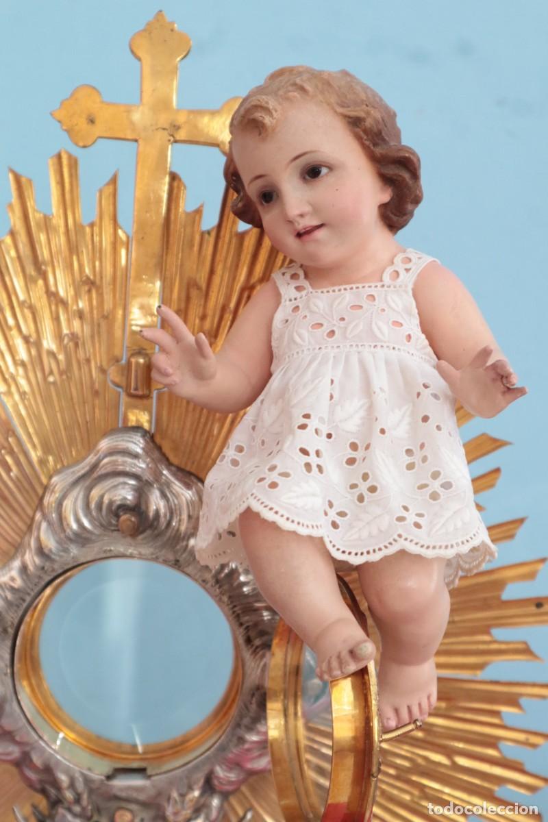 Arte: Ni&ntilde;o Jes&uacute;s. Imagen de estuco policromado. Olot. Med. S. XX. Mide 21 cm de altura.