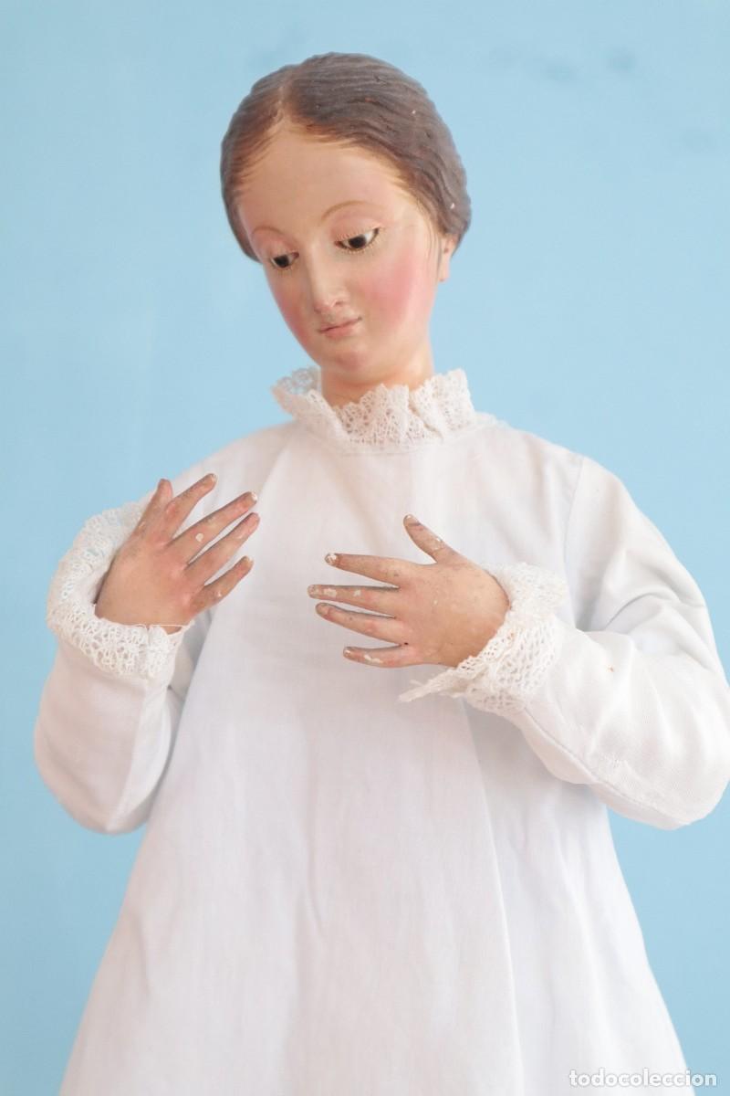 Arte: Virgen cap i pota o vestidera elaborada en madera policromada. Hacia 1900. Mide 62 cm de altura.
