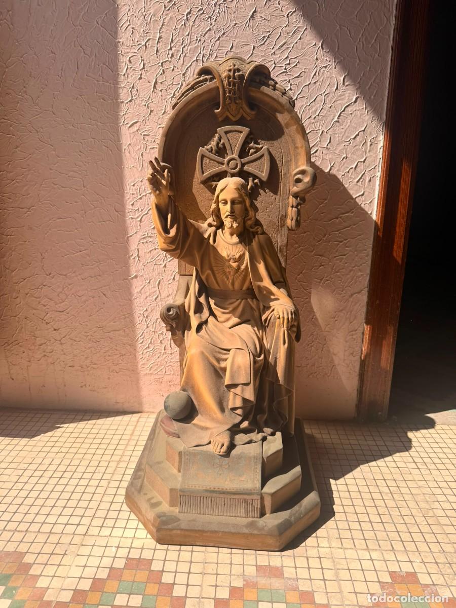 Arte: Antigua Escultura del Sagrado Coraz&oacute;n de Jes&uacute;s Entronizado (Cristo Rey) - Estilo Olot - Mediados S.