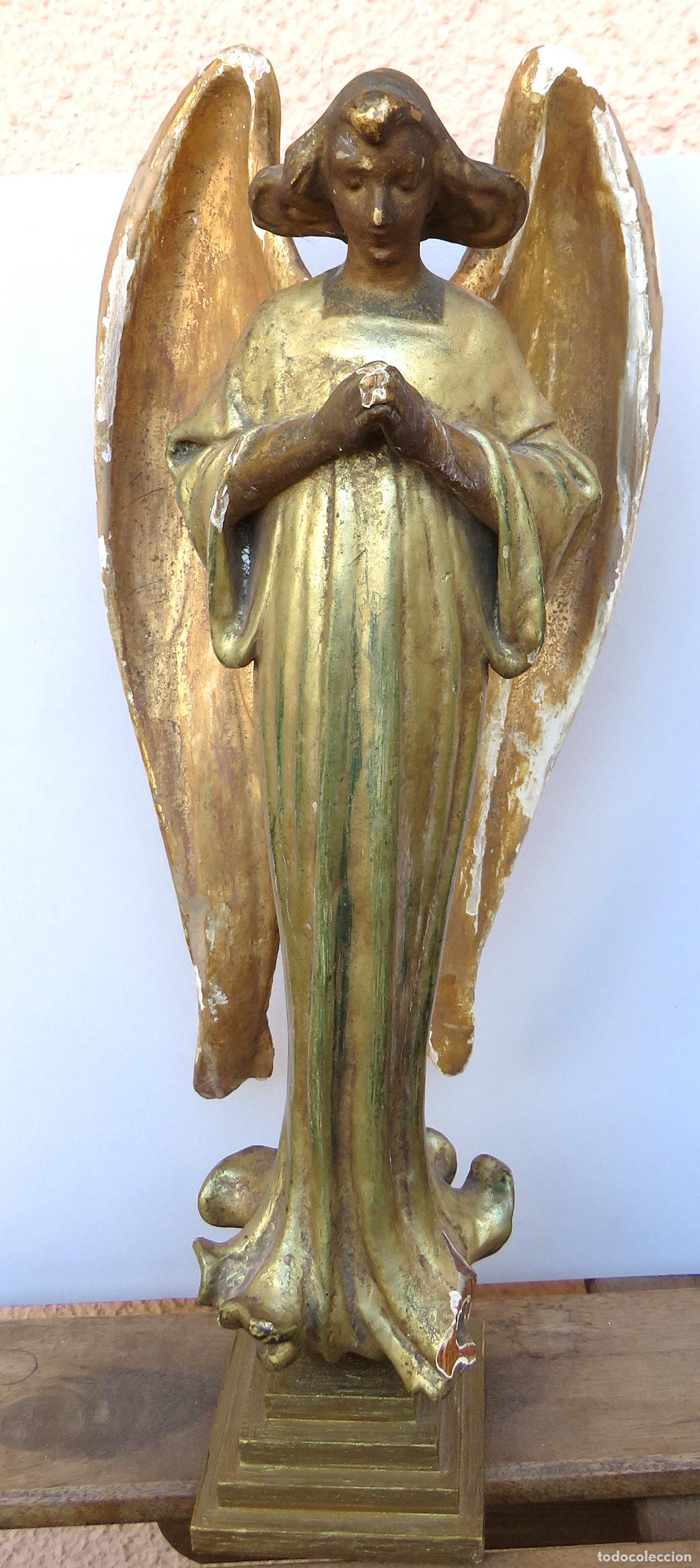 Arte: &Aacute;ngel en madera tallada y dorada sobre peana de madera. Siglo XIX.