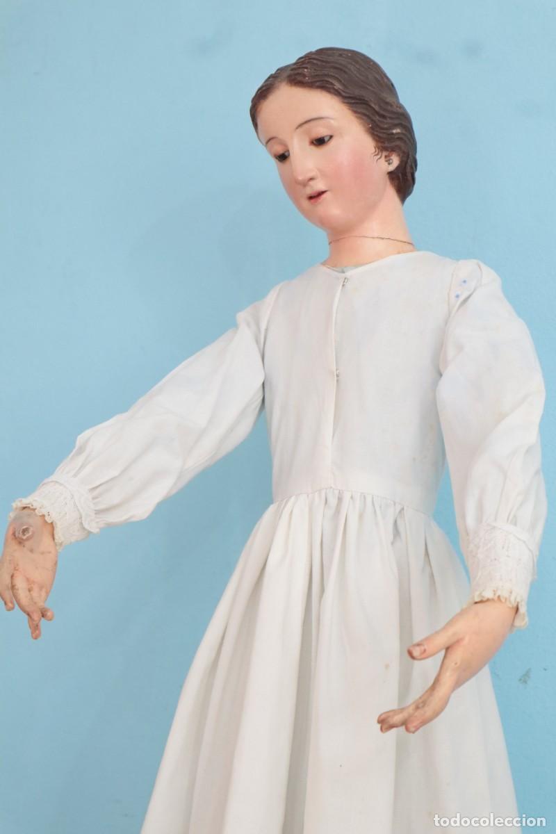 Arte: Virgen cap i pota o vestidera elaborada en madera policromada. Hacia 1900. Mide 93 cm de altura.