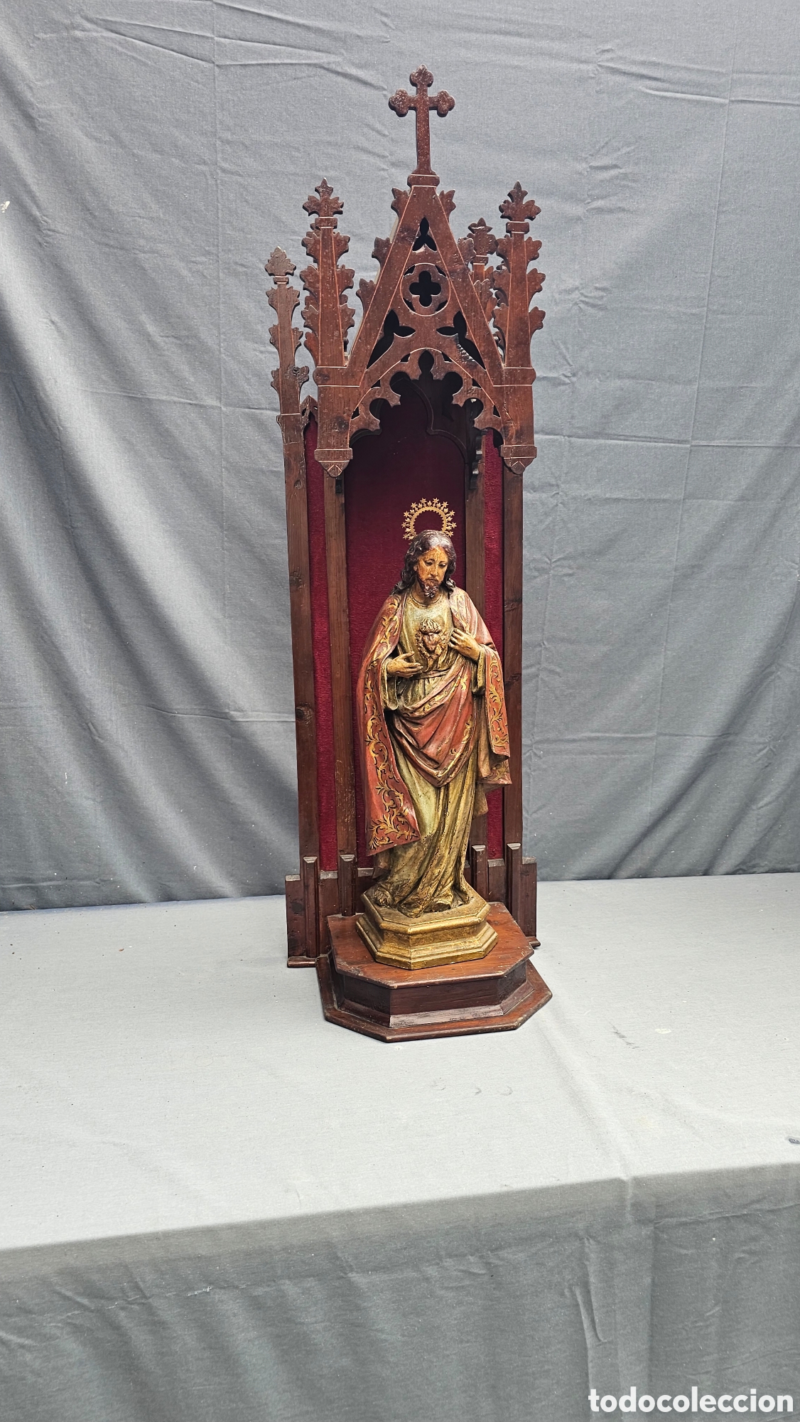 Arte: Antiguo sagrado coraz&oacute;n de Jes&uacute;s de madera tallada con capilla