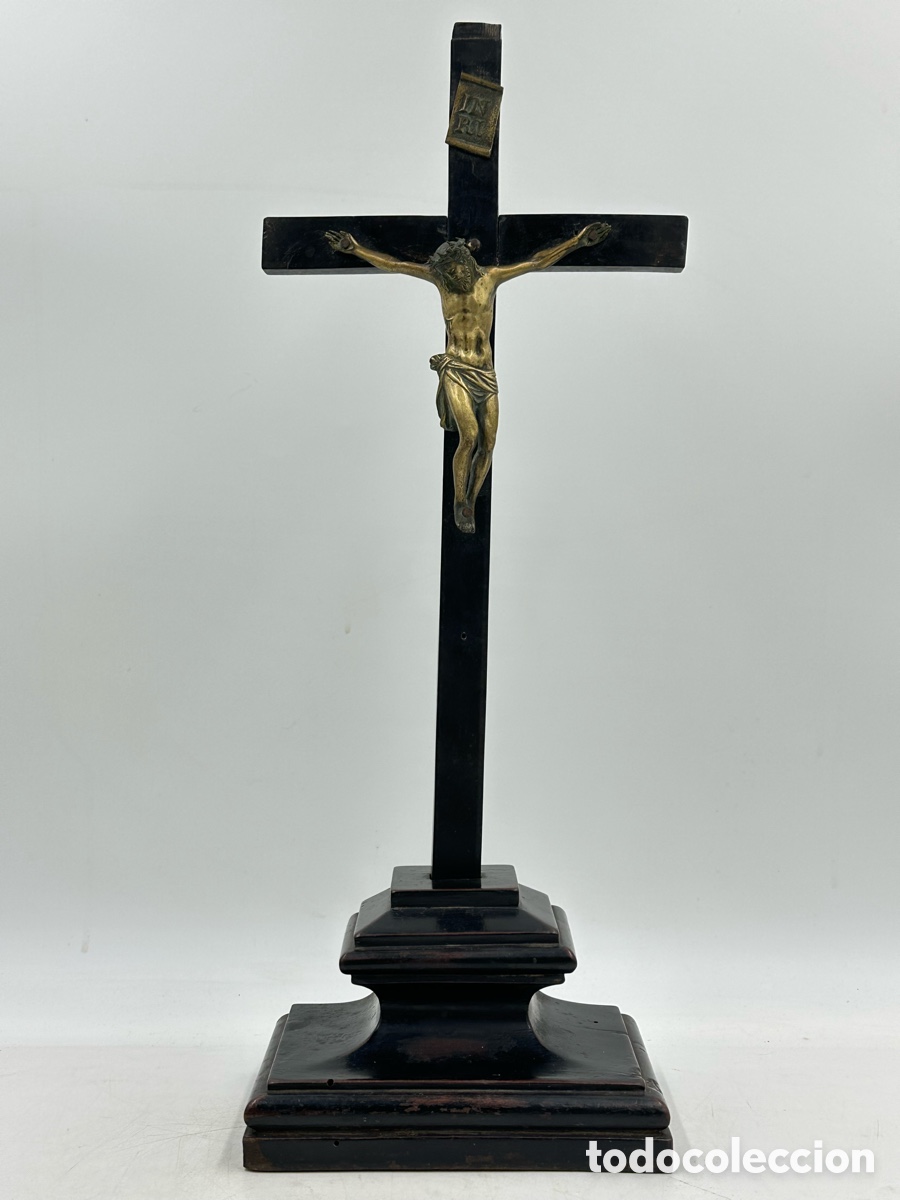 Arte: Antiguo Cristo de bronce en Cruz de madera - Siglo XVII