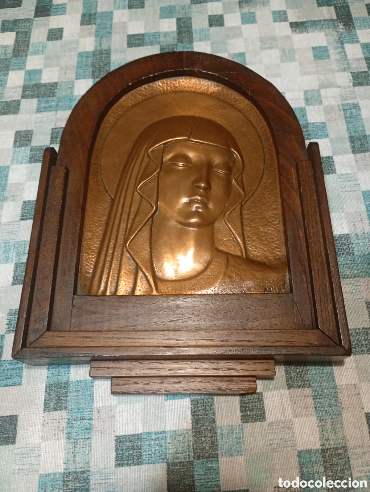 Arte: Bajo relieve en cobre de la Virgen Mar&iacute;a. Firmado Milo. Enmarcado en madera. Art D&eacute;co. A&ntilde;os 20-30