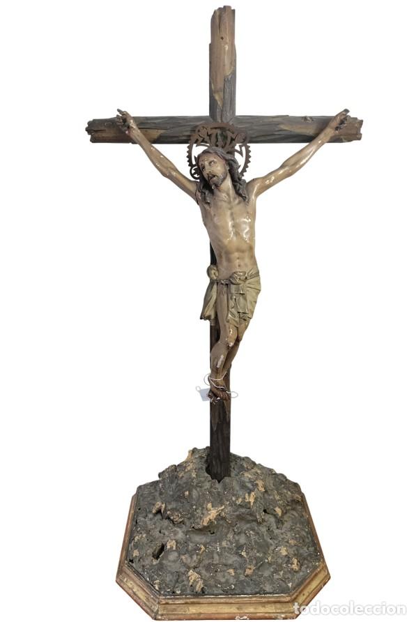 Arte: CRISTO CRUCIFICADO EN EL G&Oacute;LGOTA. TALLA EN MADERA POLICROMADA. ESPA&Ntilde;A. SIGLOS XIX-XX