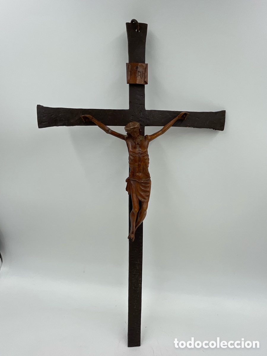 Arte: Antiguo Cristo de madera en Cruz de hierro.