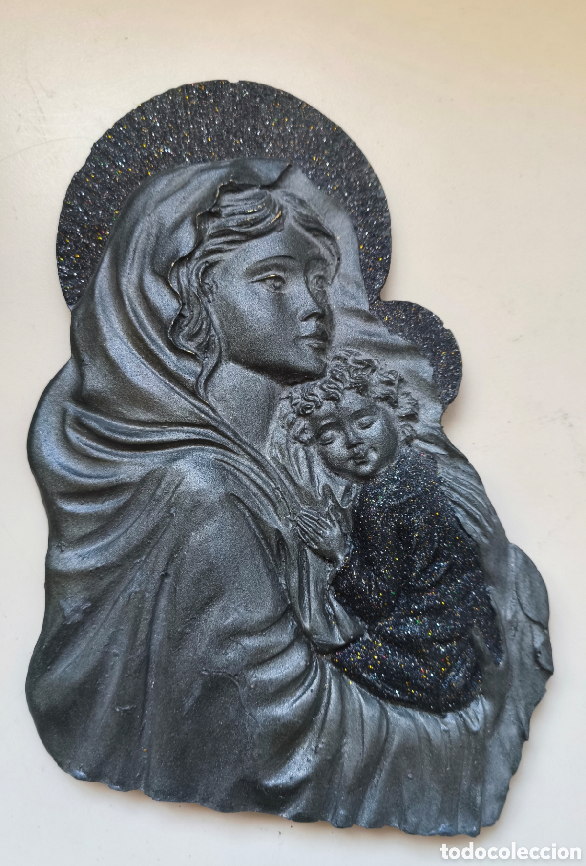 Arte: relieve escult&oacute;rico de la Virgen con el Ni&ntilde;o Jes&uacute;s, Madonna. Vintage mediados de siglo.