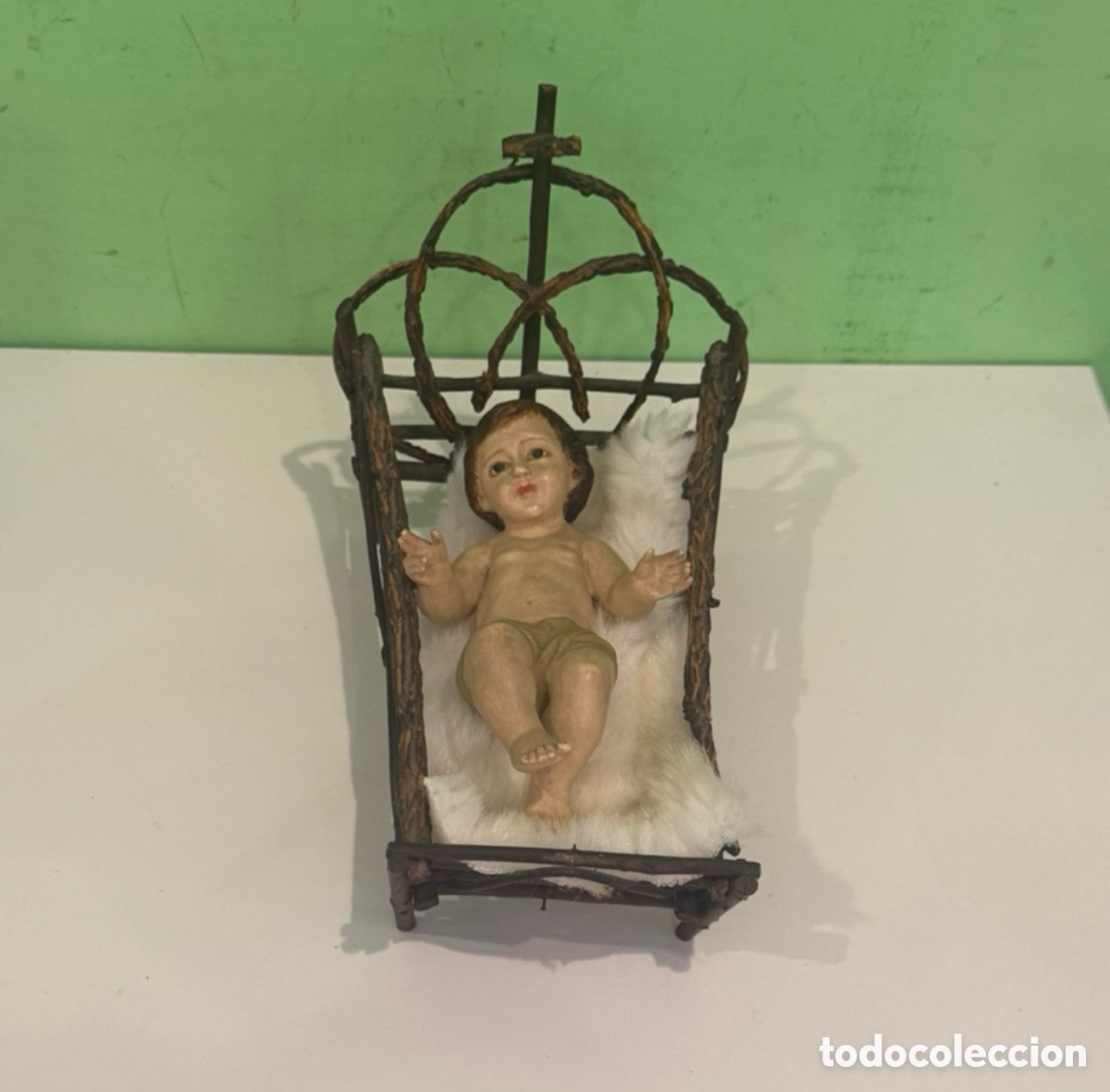 Arte: Jes&uacute;s antiguo en cuna artesanal de madera y ramas - Arte religioso siglo XX.
