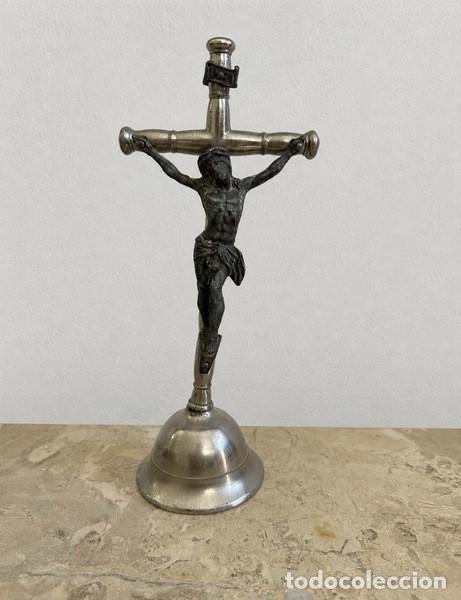 Arte: CRUCIFIJO DE SOBREMESA EN METAL - CRISTO