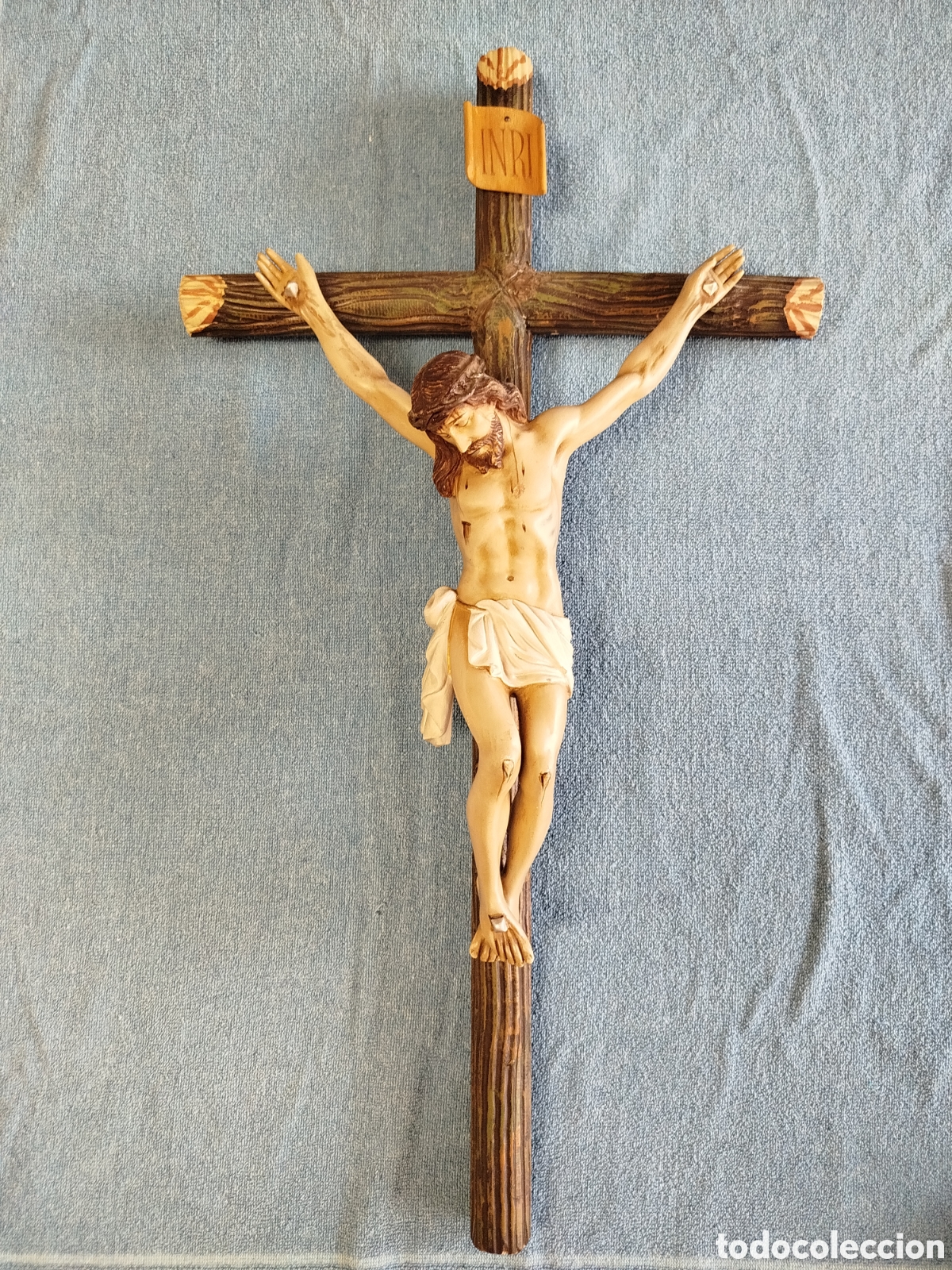 Arte: Escultura de Jesucristo crucificado en estuco y madera, de Olot (sellado) para Belloso.