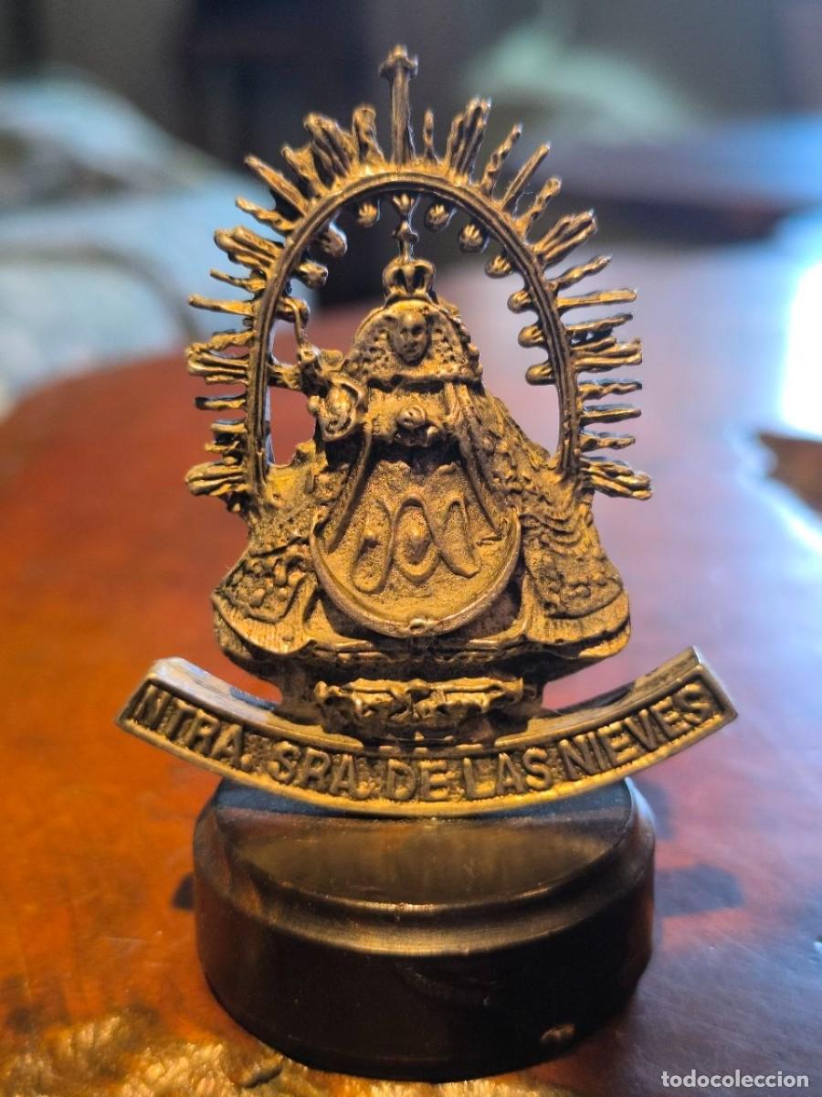 Arte: NUESTRA SE&Ntilde;ORA DE LAS NIEVES EN METAL PLATEADO PEANA DE MADERA 9 CM