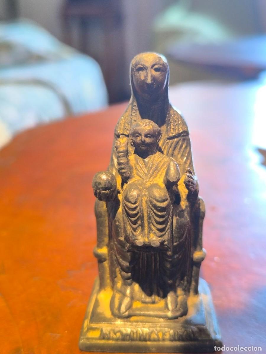 Arte: ANTIGUA VIRGEN DE MONSERRAT EN LATON 9 CM